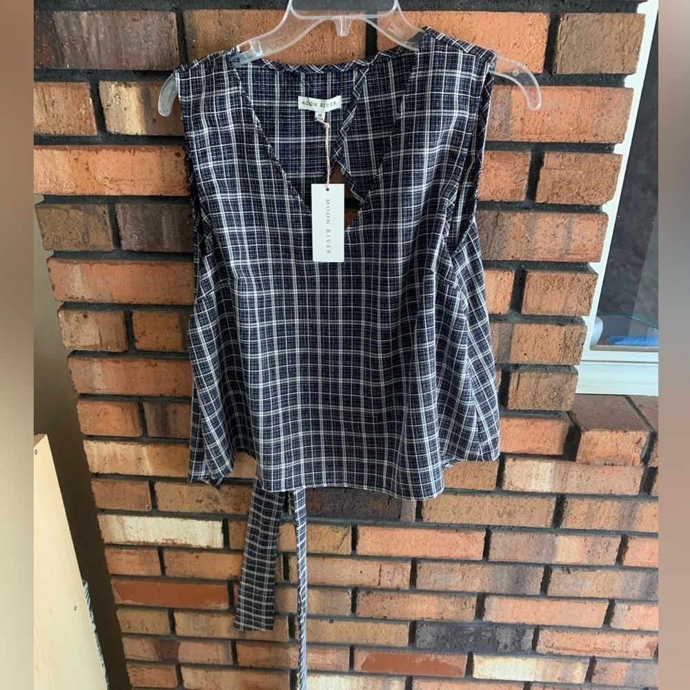 Moon River Black and White Sleeveless Blouse